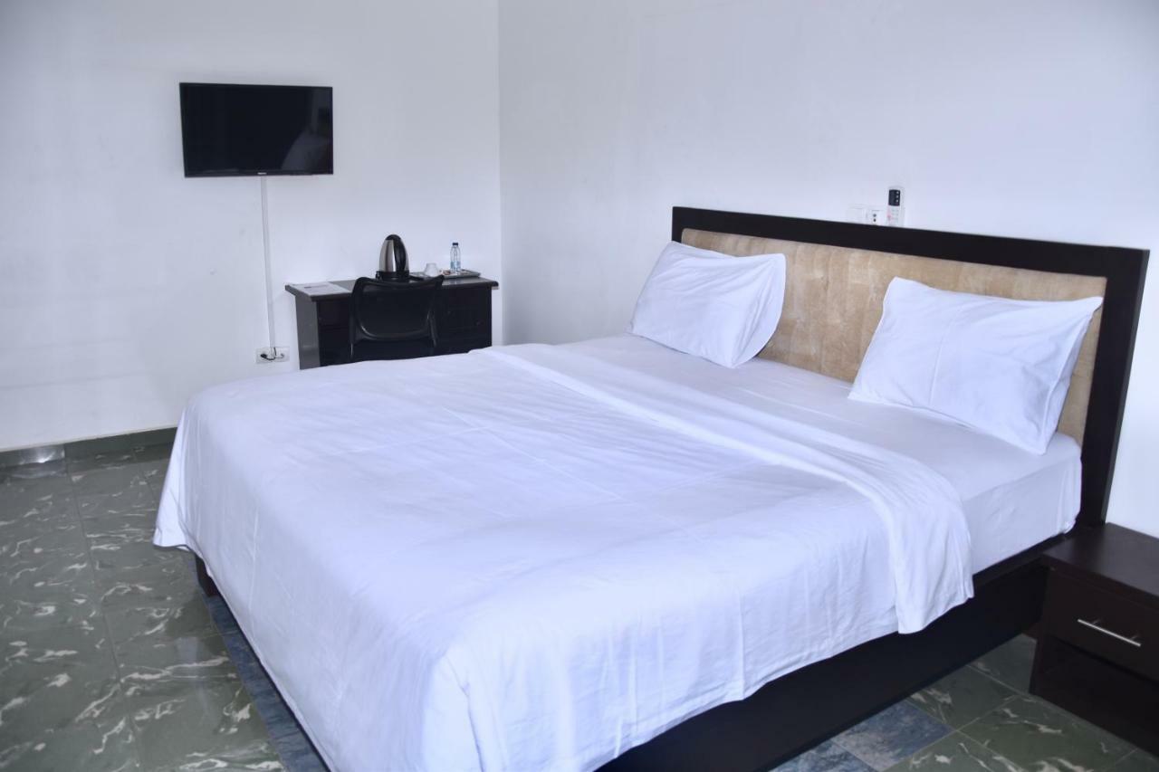 Hotel La Couronne Rw Яунде Экстерьер фото